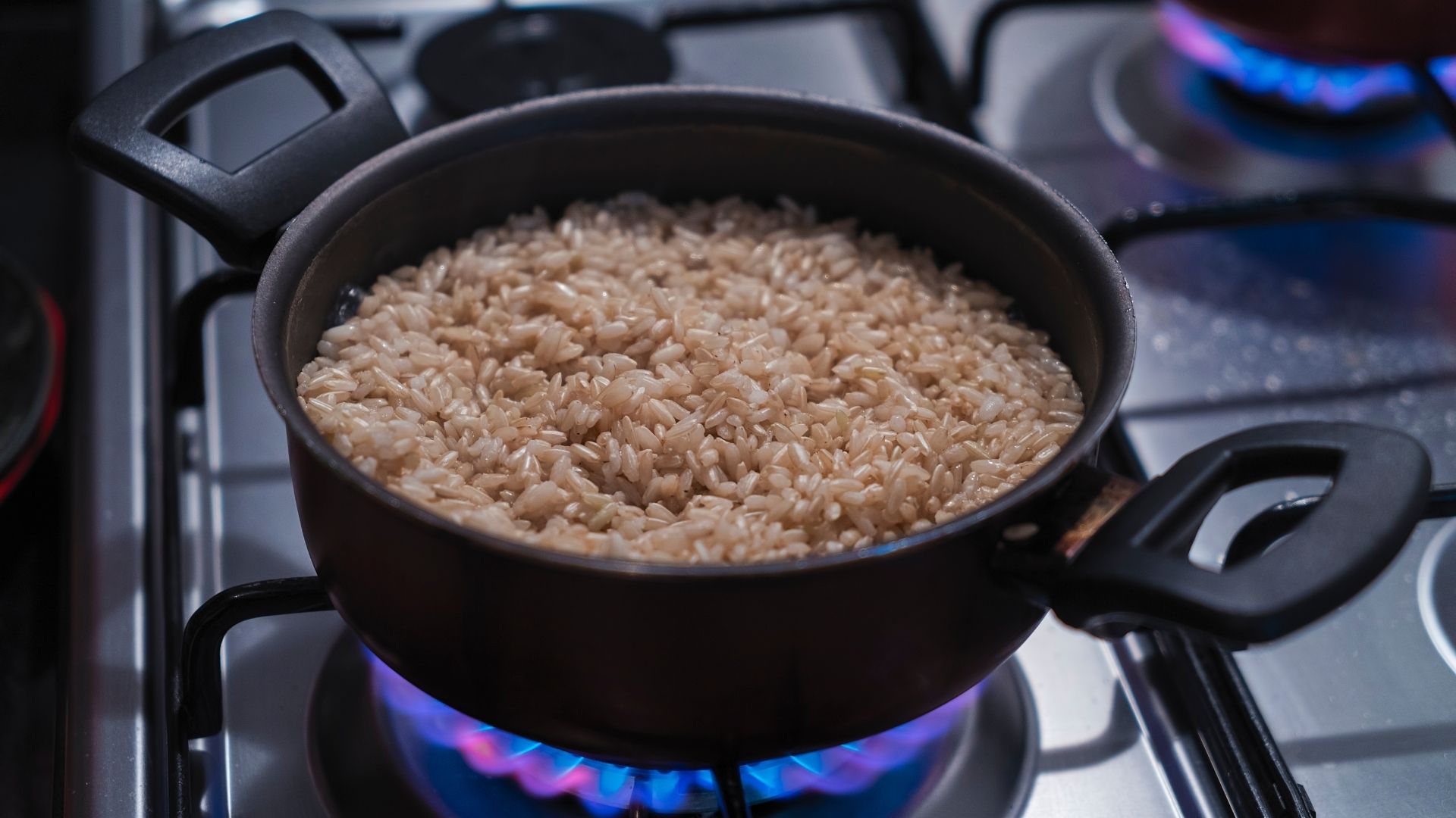 Riz cuit : comment le réchauffer sans micro-ondes ?